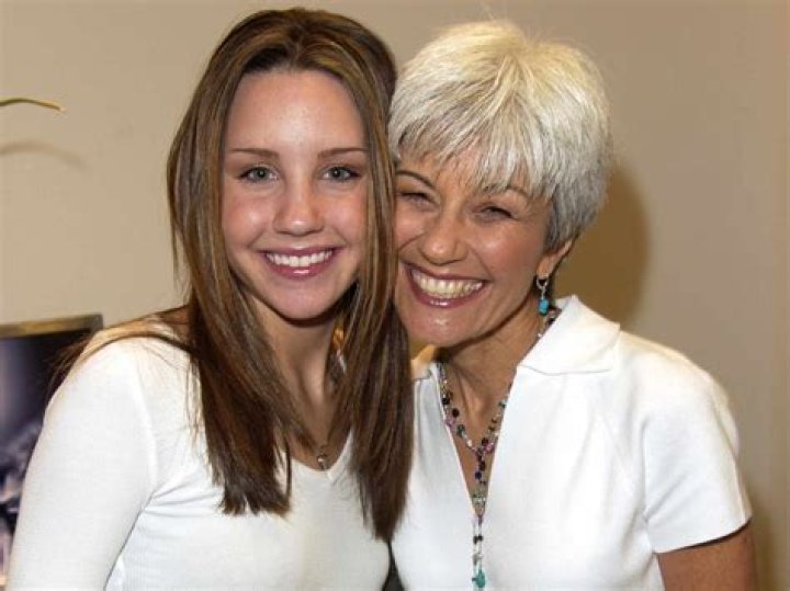 Amanda Bynes’ parents support her conservatorship ending