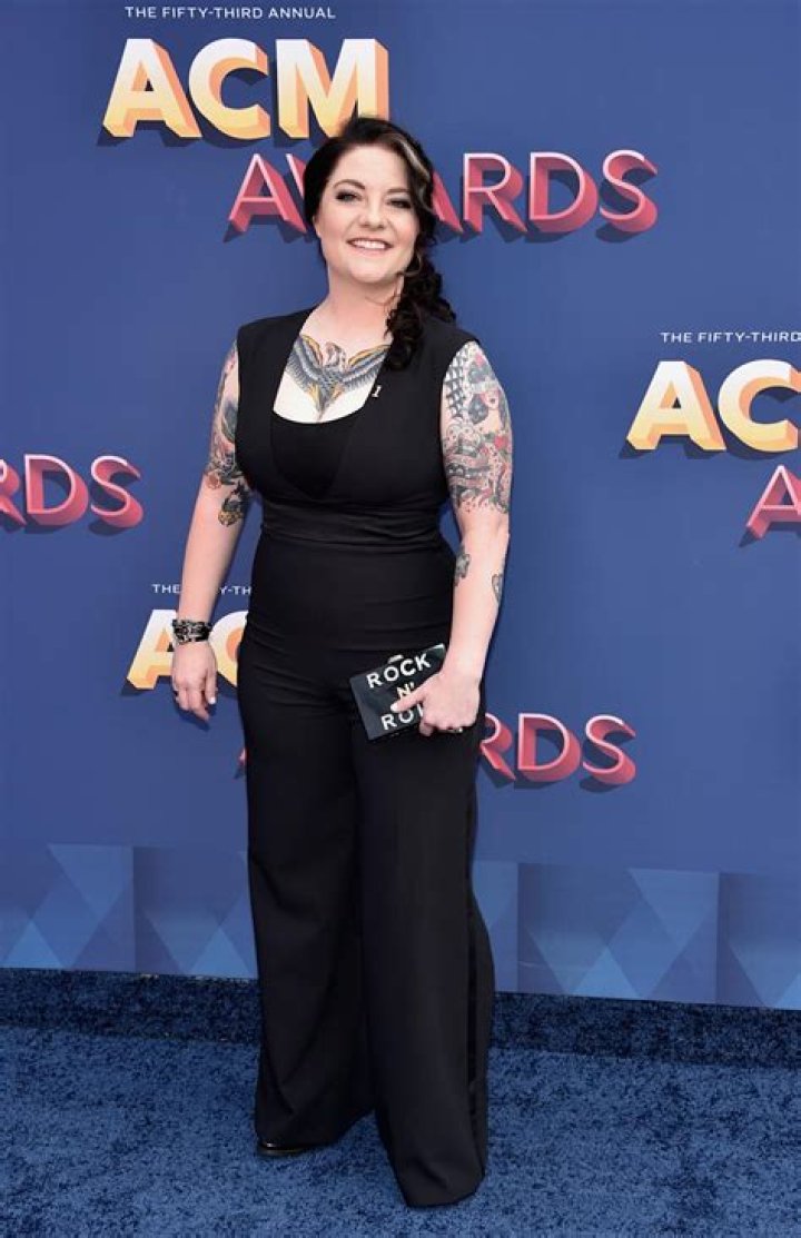 Ashley McBryde 🔥 Girl celebrities, Fine woman, Best friend poses