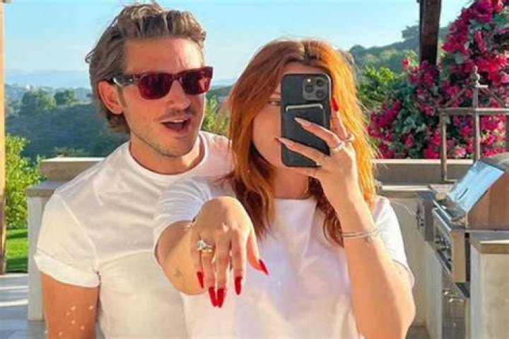 Bella Thorne e namorado Mark Emms s&atilde;o oficiais do Instagram Play Trucos