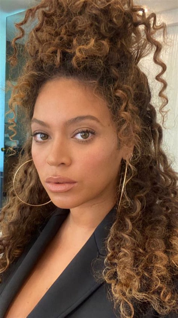 Beyonc&eacute; MALIBU BEY in 2021 Beyonce hair, Curly hair styles, Beyonce