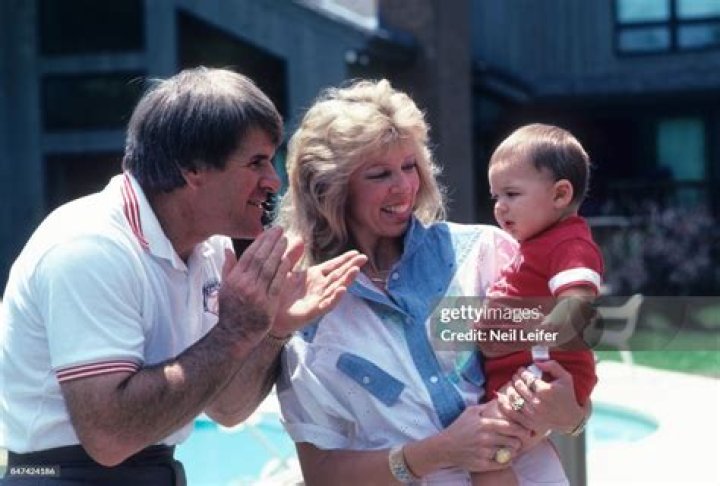 Carol (mrs. Pete Rose) Woliung Photograph Signed Autographs