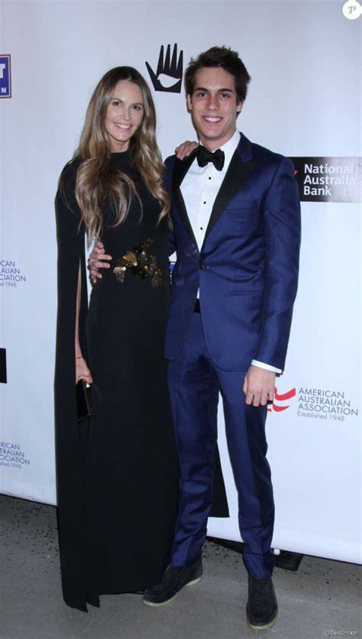 Elle MacPherson et son fils Arpad Flynn Alexander Busson &agrave; la soir&eacute;e