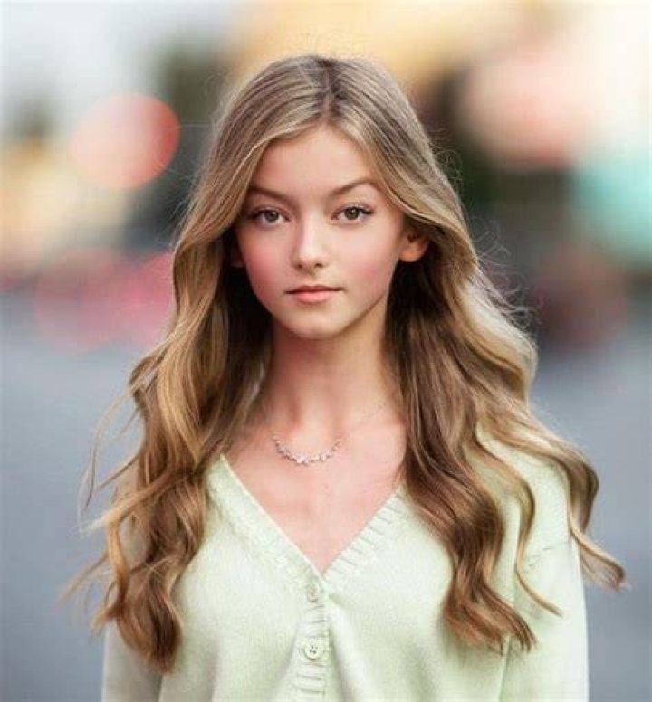 Emily Dobson Biography, Age, Family, Boyfriend, Net Worth, & More