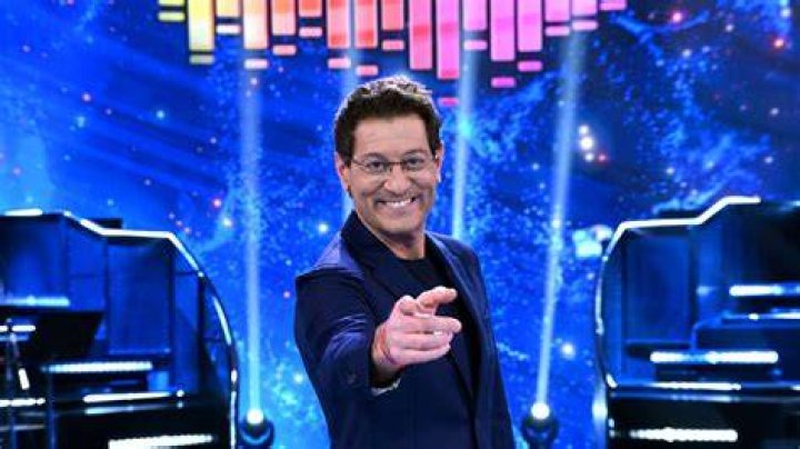 Enrico Papi torna su Italia 1 con Top One ambientato al Rainbow Magicland