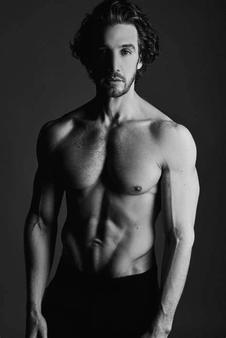 Eugenio Siller y su rutina de ejercicios en casa GQ M&eacute;xico y