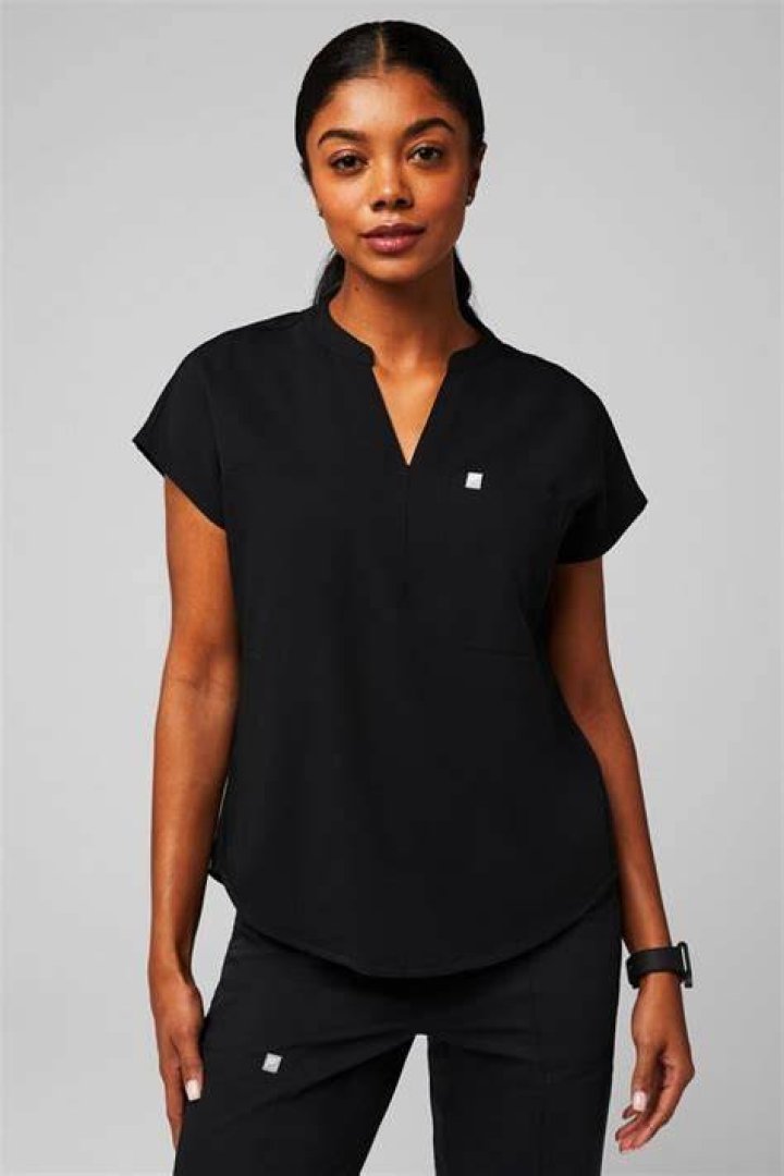 Evolve 3Pocket Scrub Top Fabletics Canada