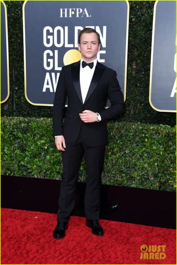 Golden Globes 2020 Taron Egerton takes his little sisters Mari and
