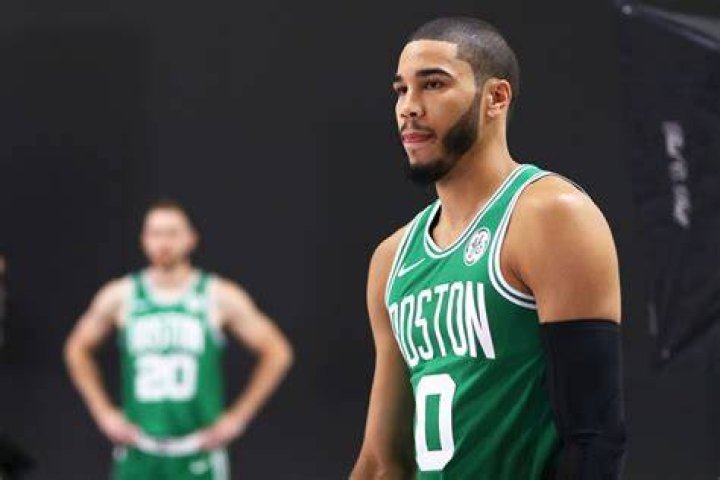 Jayson Tatum dice 'no' a los tiros de media distancia
