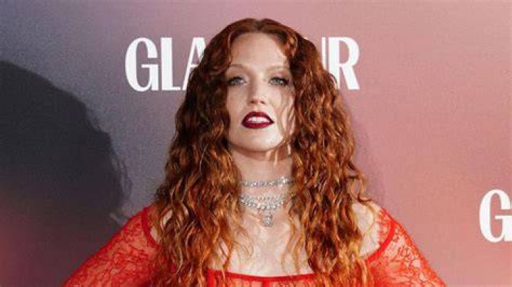 Jess Glynne Net worth, House, Car, Salary, Single & Family 2018 Muzul