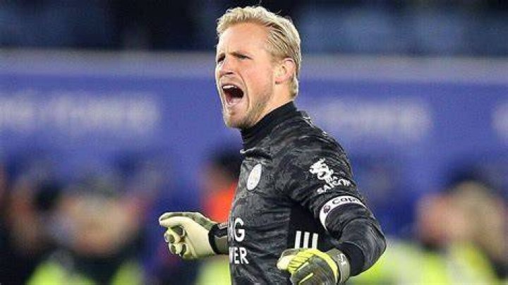 Kasper Schmeichel heroics lead Leicester past Everton on penalties