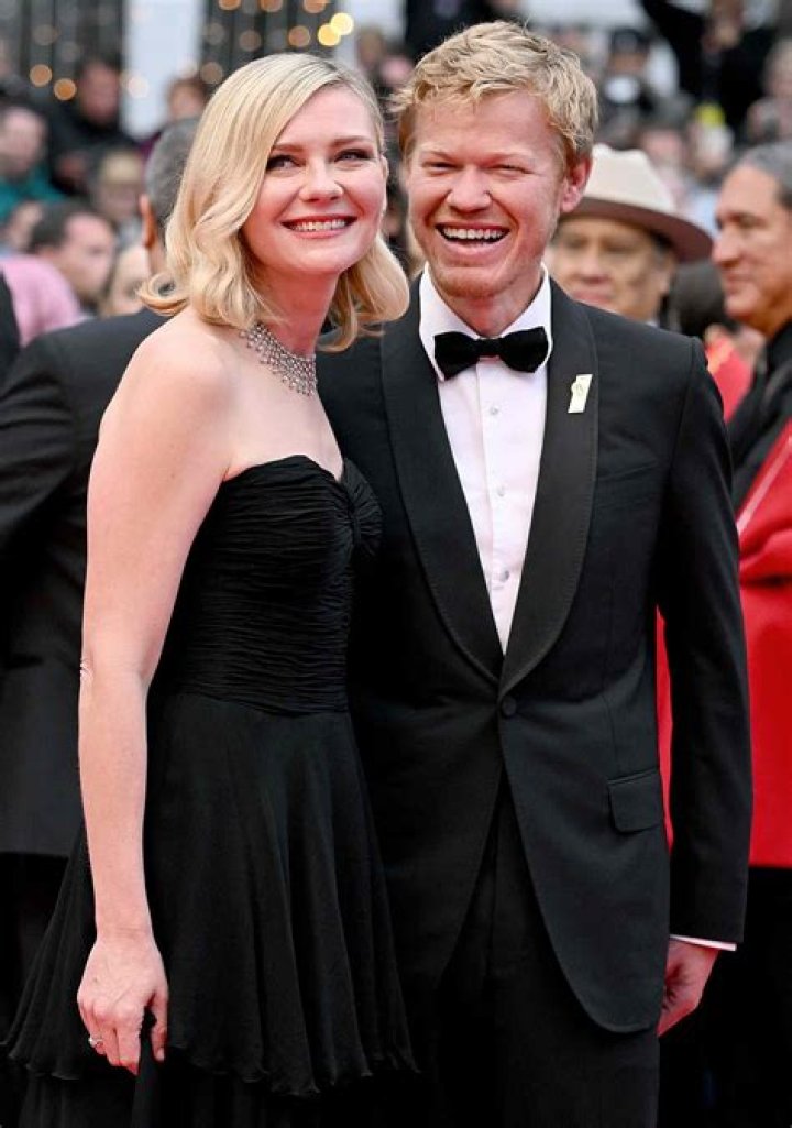 Kirsten Dunst & Fianc&eacute; Jesse Plemons Have a Family Holiday Luncheon