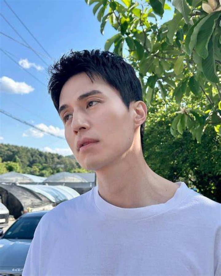 Lee Dongwook goes viral again for his UNIVERSE messages as fans can&rsquo;t