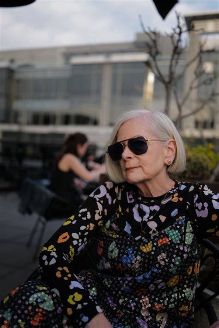 Lyn Slater &Eta; 65&chi;&rho;&omicron;&nu;&eta; &gamma;&upsilon;&nu;&alpha;ί&kappa;&alpha; &pi;&omicron;&upsilon; έ&gamma;&iota;&nu;&epsilon; &laquo;fashion icon&raquo; &epsilon;&nu;&tau;&epsilon;&lambda;ώ&sigmaf; &tau;&upsilon;&chi;&alpha;ί&alpha;
