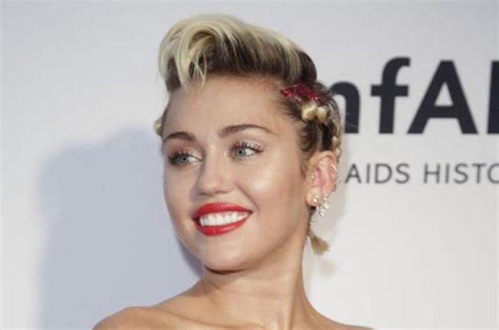 Miley Cyrus Age, Bio, Height, Weight, Songs, Net worth, Married