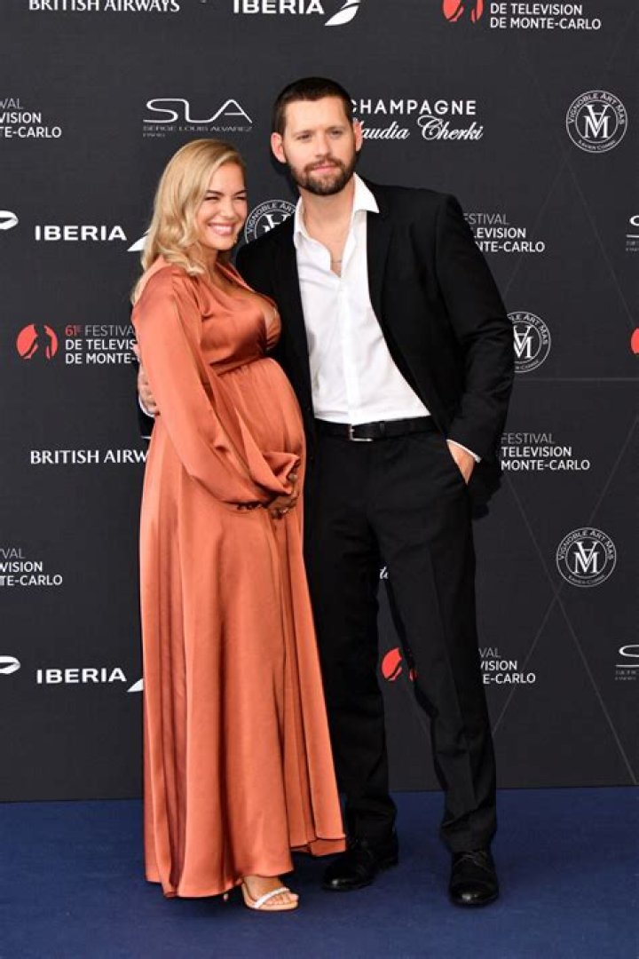 Photo Luke Kleintank et sa compagne au photocall de la c&eacute;r&eacute;monie d