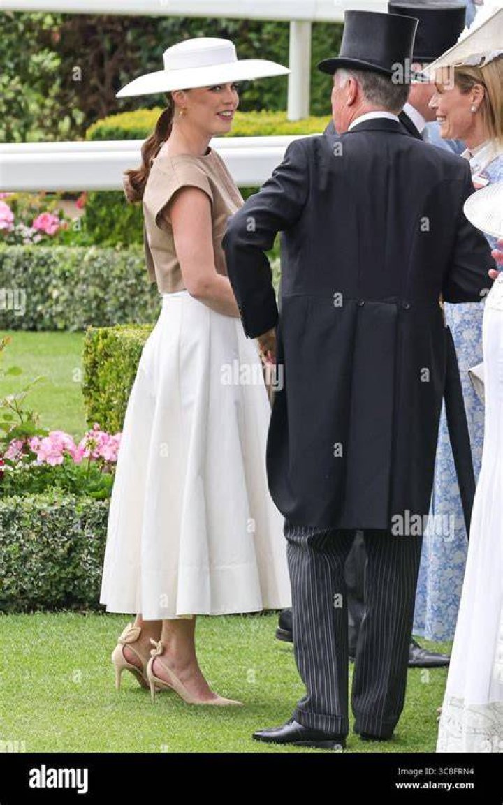 Princess Eugenie mingles with the art crowd at Jay Jopling's champagne