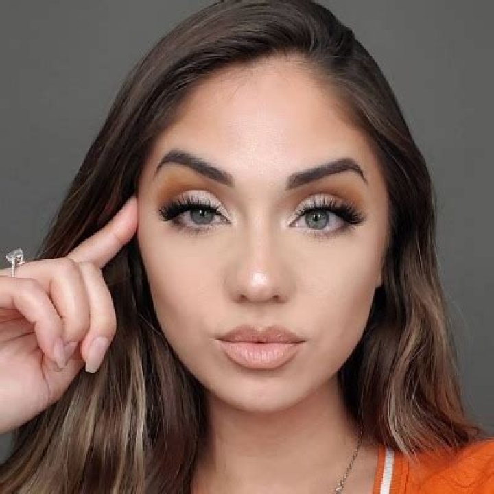Rikkie Leigh Robertson Net Worth The Model's Career & Earnings OtakuKart