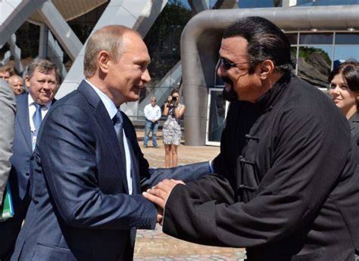Rusia condecora al actor Steven Seagal