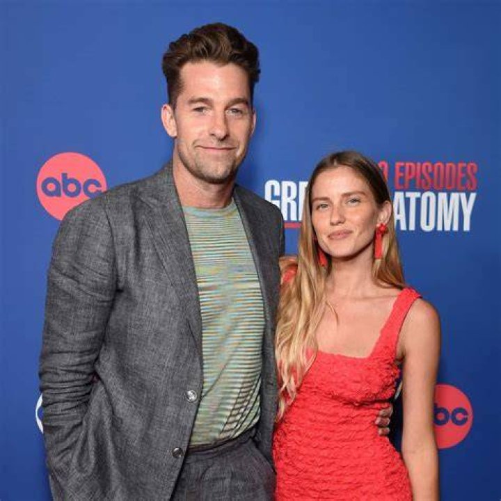 Scott Speedman & Pregnant Girlfriend Lindsay Rae Hofmann Run Errands