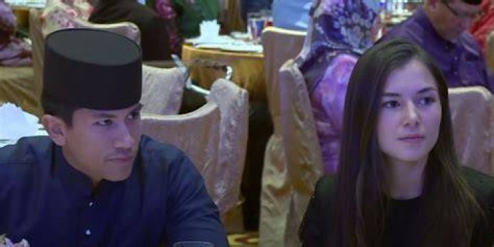 Siapakah Gadis Jelita Yang Tular Berjalan Di Sisi Pangeran Mateen? REMAJA
