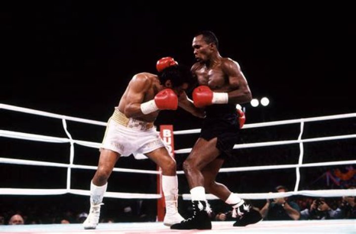 Sugar Ray Leonard versus Roberto Duran Photographic print for sale