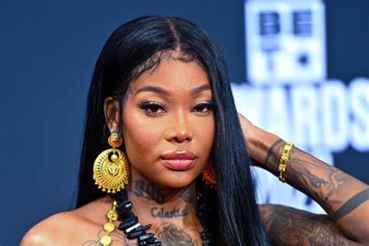 Summer Walker Shows Off Her Guns In New Photos