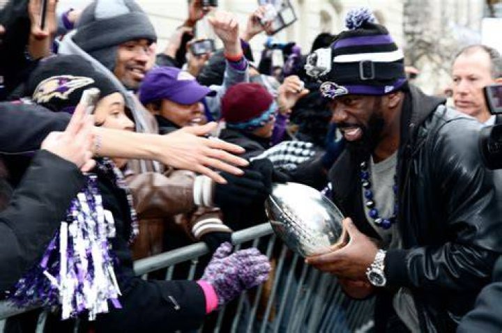Super Bowl parade Ed Reed steals the show by singing 'Two Tickets to