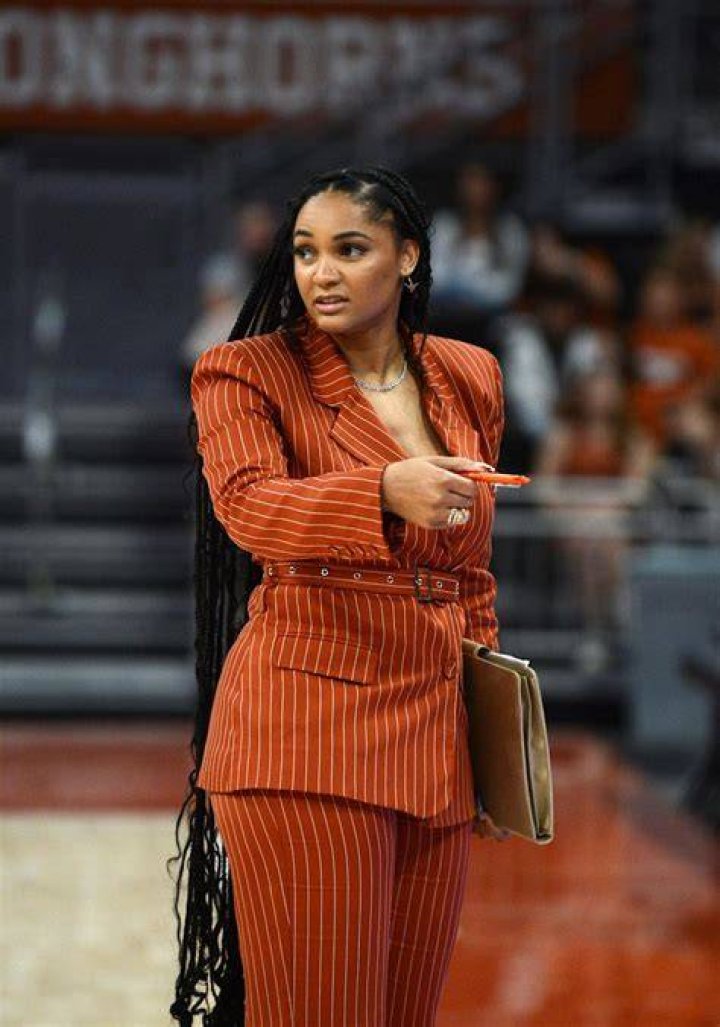 Texas A&M coach Sydney Carter defends herself for wearing pink leather