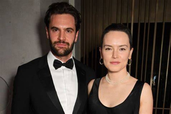 Tom Bateman Keeps Girlfriends And Dating Affairs In Shadows; Secretly