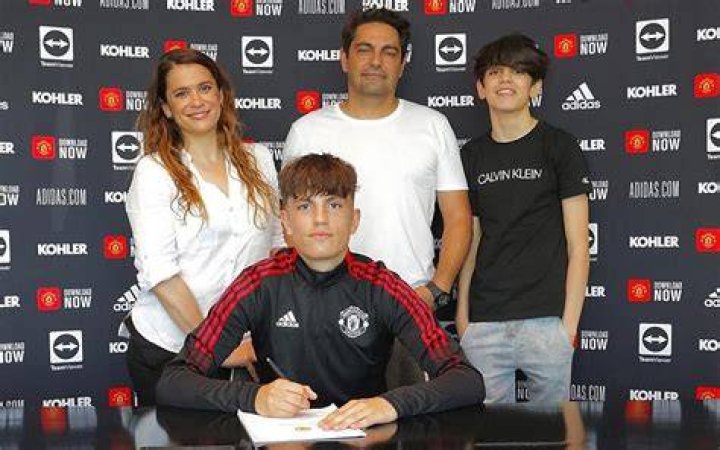 Uncover The Pillars Of Success: Alejandro Garnacho's Parents' Impact
